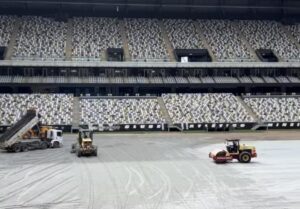 Troca do gramado natural para sinttico na Arena MRV (foto: Reproduo/Instagram Reinaldo)