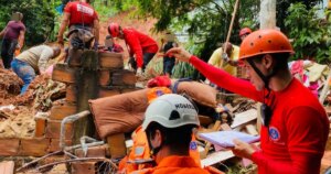 Bombeiros retiram corpos de vítimas soterradas em Ipatinga: cidade tem 9 mortes