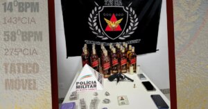 Operação contra o tráfico apreende arma, drogas e 25 garrafas de whisky em Fabriciano