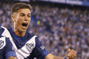 Valentn Gmez, zagueiro do Vlez Sarsfield, em campo (foto: Alejandro Pagni/AFP)