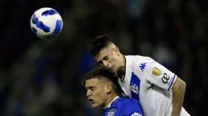 Zagueiro Valentn Gmez disputando bola (foto: Juan Mabromata/AFP)