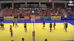 Frame do confronto entre Natal e Sorocaba, pela Superliga B; atletas da equipe paulista esto descalas em quadra (foto: Reproduo/Canal Vlei Brasil)