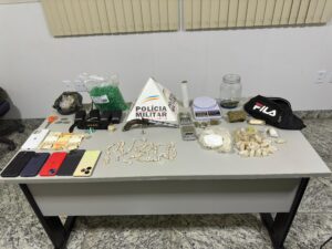 Quatro pessoas são presas e um adolescente é apreendido por tráfico de drogas e posse ilegal de armas em Cuparaque