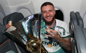 Z Rafael, do Palmeiras, com a taa do Brasileiro (foto: Cesar Greco/Palmeiras)