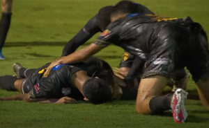 Jogadores do Zumbi comemoram gol da vitria sobre o Flamengo na Copinha (foto: Reproduo/FPF)