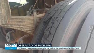 PRF flagra dois caminhões com excesso de peso durante operação na BR-116, em Teófilo Otoni