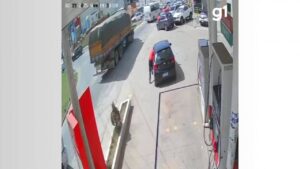 VÍDEO: Frentista se pendura em carro após motorista não pagar pela gasolina e é arrastado pelas ruas de Manhuaçu | Vales de Minas Gerais