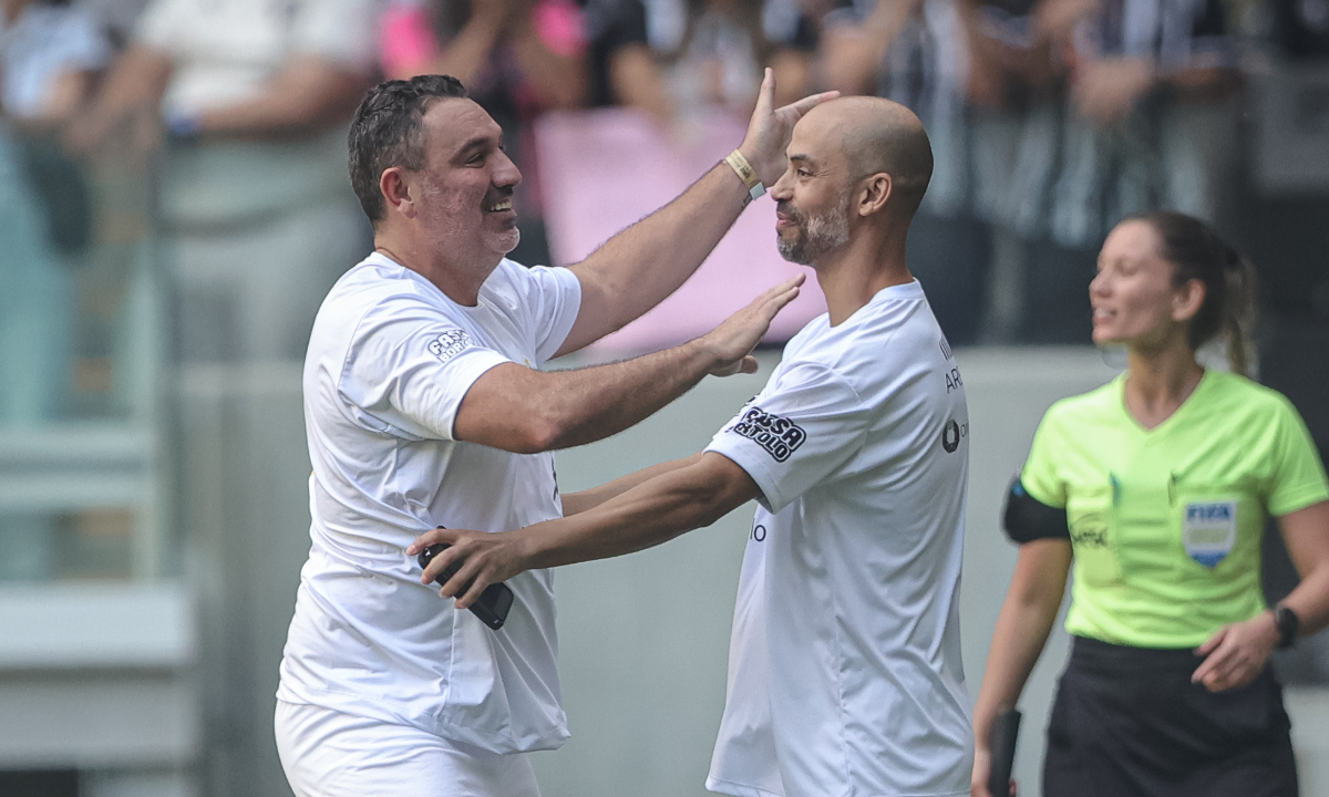 Guilherme e Marques comemoram gol na Arena MRV, no Lendas do Galo - (foto: Pedro Souza/Atltico)