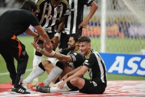 Jogadores do Atltico comemoram gol de Hulk diante do Athletic no Mineiro (foto: Alexandre Guzanshe/EM/D.A Press)