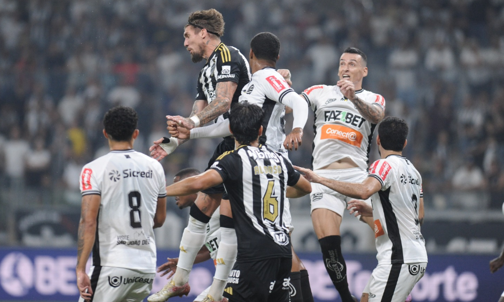 Lance do jogo entre Atltico e Athletic no Mineiro - (foto: Alexandre Guzanshe/EM/DA.Press)