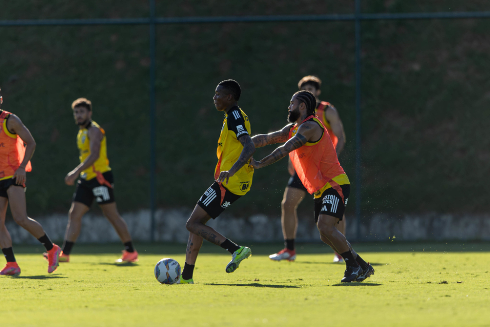 Patrick Silva  marcado por Otvio durante treinamento do Atltico na Cidade do Galo (5/2) - (foto: Pedro Souza/Atltico)