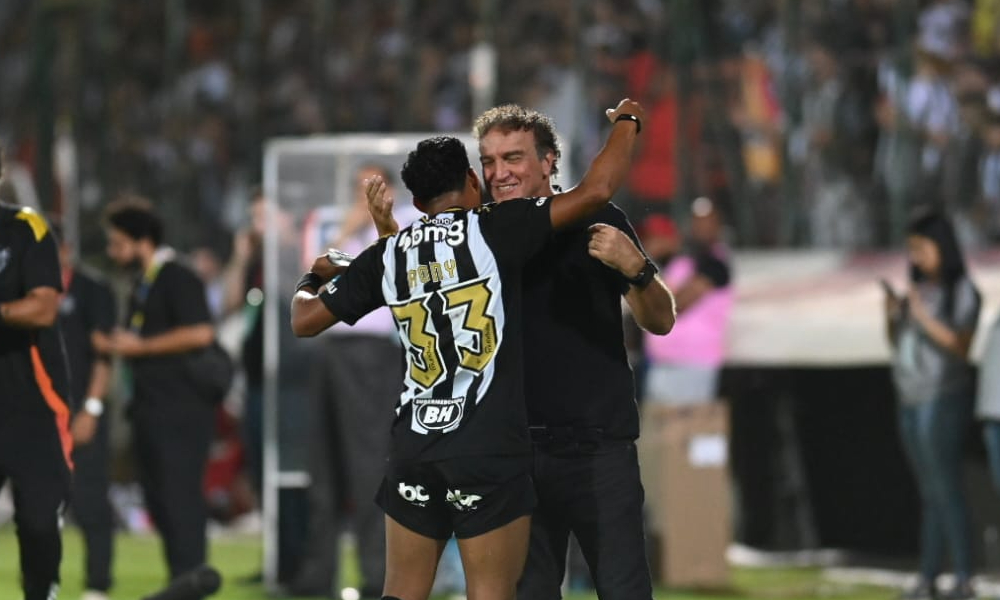 Cuca celebra gol do Atltico com Rony - (foto: Leandro Couri/EM/DA.Press)