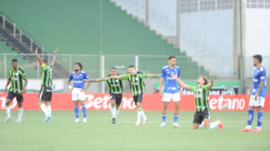 Jogadores do Amrica comemorando gol sobre o Cruzeiro (foto: Alexandre Guzanshe/EM/D.A Press)