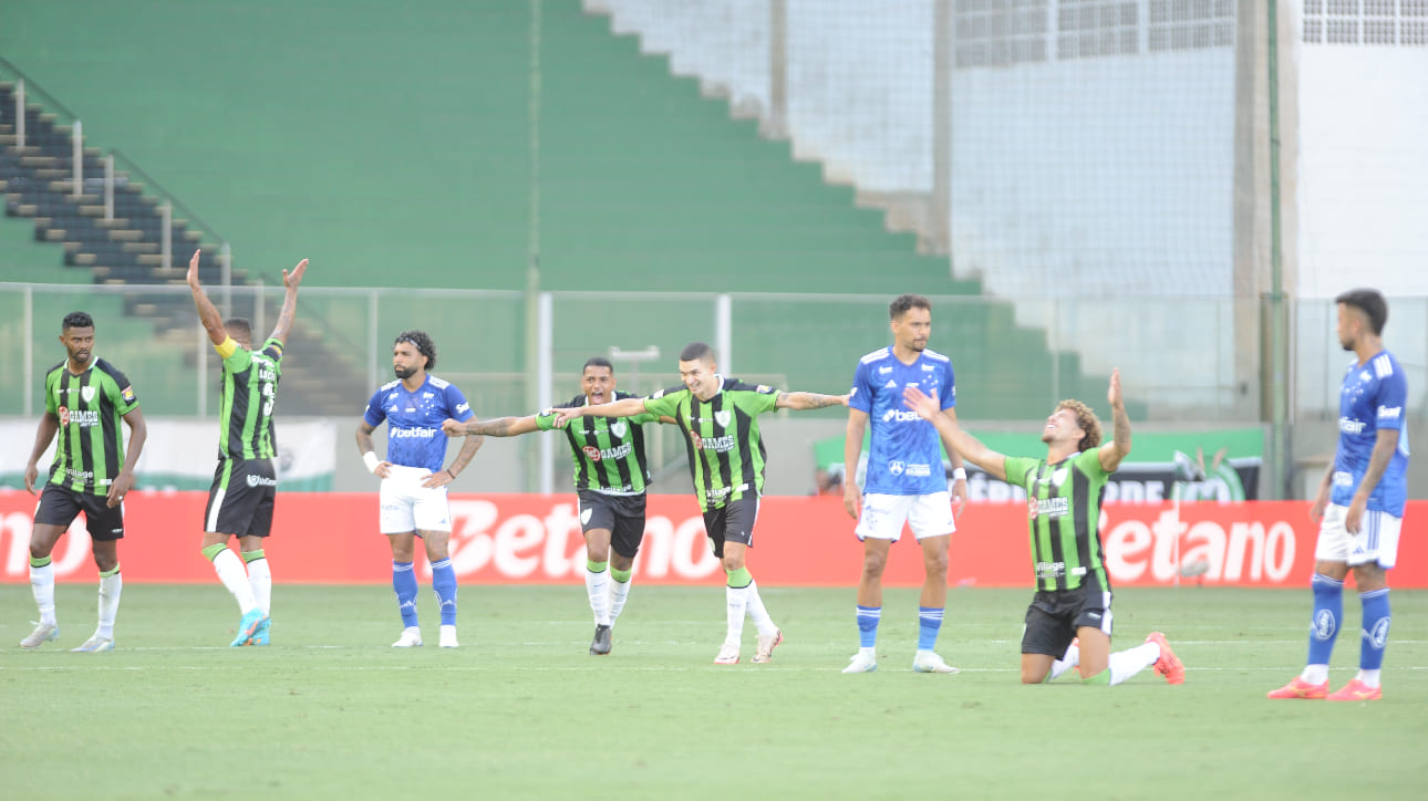 Jogadores do Amrica comemorando gol sobre o Cruzeiro