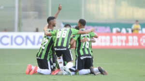 Jogadores do Amrica comemorando gol sobre o Cruzeiro (foto: Alexandre Guzanshe/EM/D.A Press)