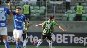 Jogadores do Amrica comemorando gol sobre o Cruzeiro (foto: Alexandre Guzanshe/EM/D.A Press)