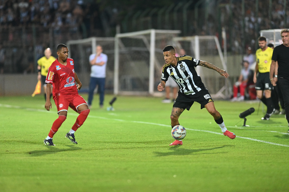 Guilherme Arana, lateral-esquerdo do Atltico, em ao contra o Tombense - (foto: Leandro Couri/EM/DA.Press)