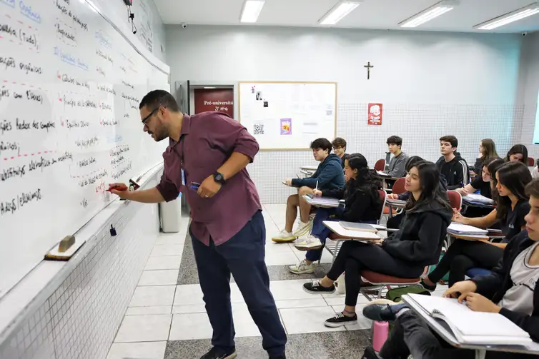 Brasília (DF), 24/10/2024 - Professor do colégio Galois, Samuel Rbeiro Costa, em sala de aula com alunos na preparação nos últimos dias antes da prova do Enem 2024.  Foto: José Cruz/Agência Brasil