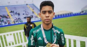 Lucas Pssaro com medalha do Campeonato Paulista sub-13, que conquistou ao lado de Endrick pelo Palmeiras (foto: Reproduo)