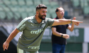 Ricardo Belli com camisa do Palmeiras dando instrues na beira do campo (foto: Fabio Menotti/Palmeiras)