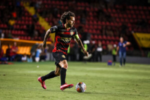 Lucas Lima em campo pelo Sport tocando a bola com a perna direita (foto: Paulo Paiva/ Sport Recife)