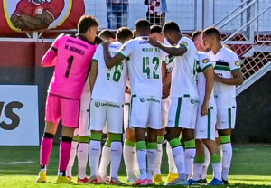 Jogadores do Amrica antes da partida contra o Tombense, no Almeido, pelo Mineiro (foto: Mouro Panda/Amrica)