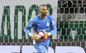 Weverton, do Palmeiras, segurando bola do Paulisto (foto: Cesar Greco/Palmeiras)