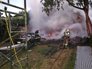 Incêndio em marcenaria destrói equipamentos e carro em Governador Valadares