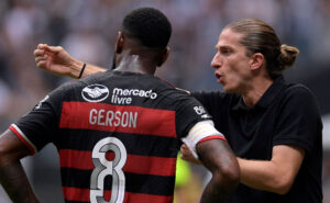 Tcnico Filipe Lus orienta Gerson em jogo do Flamengo (foto: DOUGLAS MAGNO / AFP)