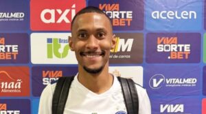 Ademir com camisa do Bahia (foto: Divulgao / Bahia)