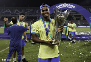 Alisson, do Atltico, com o trofu de campeo sul-americano Sub-20 com a Seleo Brasileira (foto: Rafael Ribeiro/CBF)