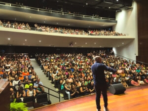 Aula inaugural do ano letivo  de 2025 reúne 1.400 educadores  da rede municipal de Ipatinga