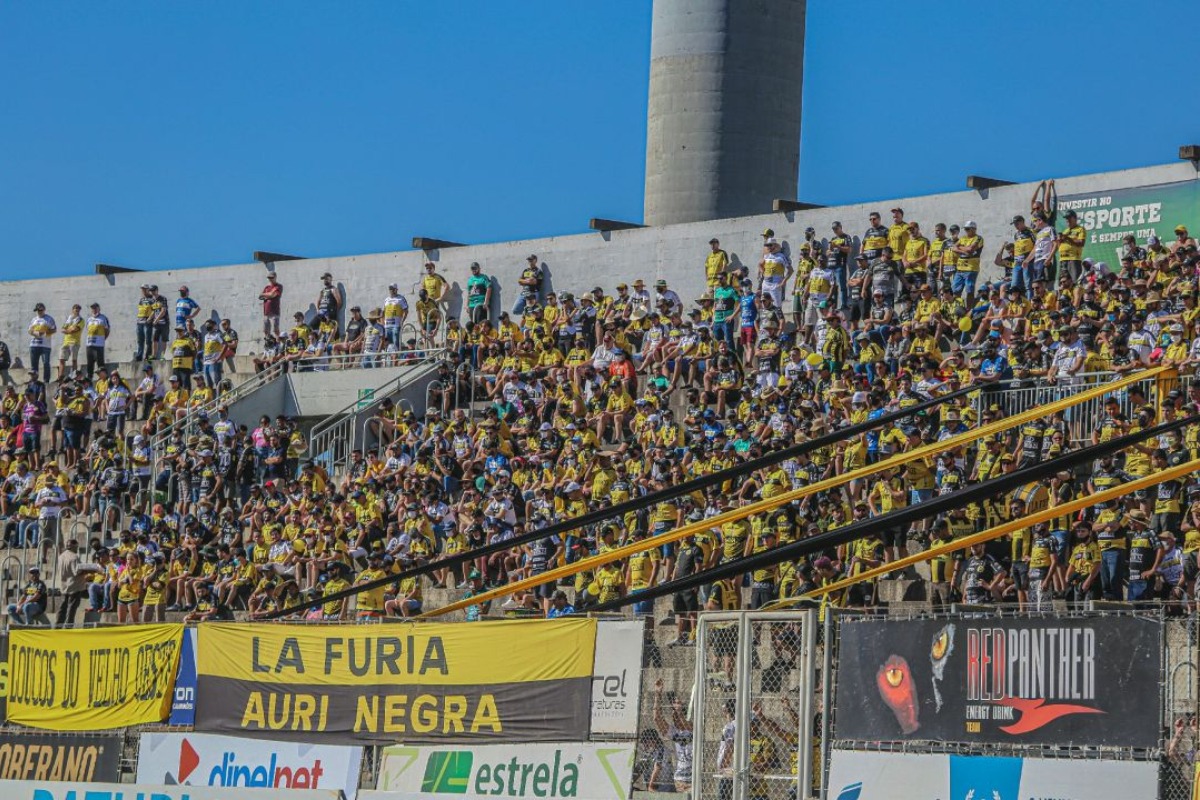 Torcida do FC Cascavel no Estdio Olmpico Regional - (foto: Divulgao / FC Cascavel )