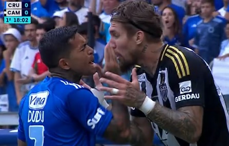 Dudu e Lyanco discutem em Cruzeiro x Atltico - (foto: Reproduo/Premiere)