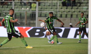 Amrica em jogo contra o Cruzeiro no Mineiro (foto: Alexandre Guzanshe/EM D.A Press)