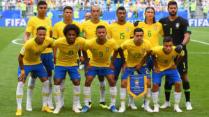 Time do Brasil perfilado antes de jogo da Copa do Mundo de 2018 (foto:  MANAN VATSYAYANA)