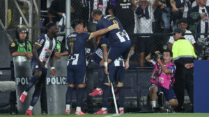 Comemorao do gol do Alianza Lima diante do Boca Juniors (foto: ALDAIR MEJIA / AFP)