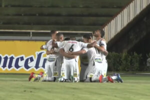 Jogadores do Democrata comemorando gol (foto: Reproduo / FMF)