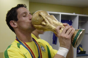 Juliano Belletti beija a taa da Copa do Mundo (foto: Divulgao / Arena Belletti )