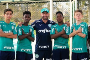 Treinador e jogadores da base do Palmeiras (foto: Reproduo)