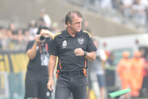 Cuca durante jogo do Atltico no Mineiro (foto: Ramon Lisboa/EM/DA.Press)