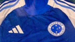 Foto vazada de nova camisa do Cruzeiro (foto: Reproduo redes sociais)