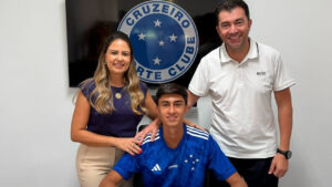 Filipe Melere com a famlia ao assinar contrato com Cruzeiro (foto: Reproduo Instagram)