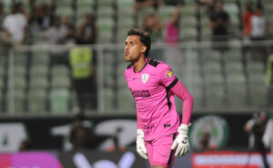 Matheus Mendes, goleiro do Amrica em jogo contra o Cruzeiro (foto: Alexandre Guzanshe/EM/D.A. Press)