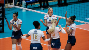 Jogadoras do Minas em duelo da Superliga Feminina de Vlei, na Arena UniBH (foto: Hedgard Moraes/Minas Tnis Clube)