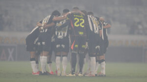 Time do Atltico reunido antes de jogo contra o Athletic pelo Mineiro no Mineiro (foto: Alexandre Guzanshe/EM D.A Press)