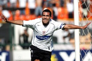 Tevez comemora gol pelo Corinthians (foto: Marcelo Ferrelli/Gazeta Press)