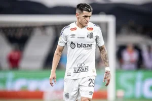 Leo Godoy em campo com a camisa do Santos (foto: Raul Baretta/Santos FC)