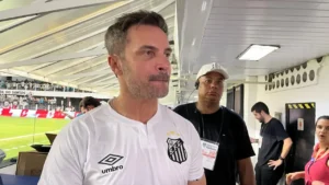 Falco com a camisa do Santos na Vila Belmiro (foto: Rodrigo Matuck/Gazeta Press)