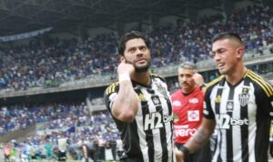 Hulk provocou torcida do Cruzeiro no Mineiro (foto: Alexandre Guzanshe/EM/D.A Press)